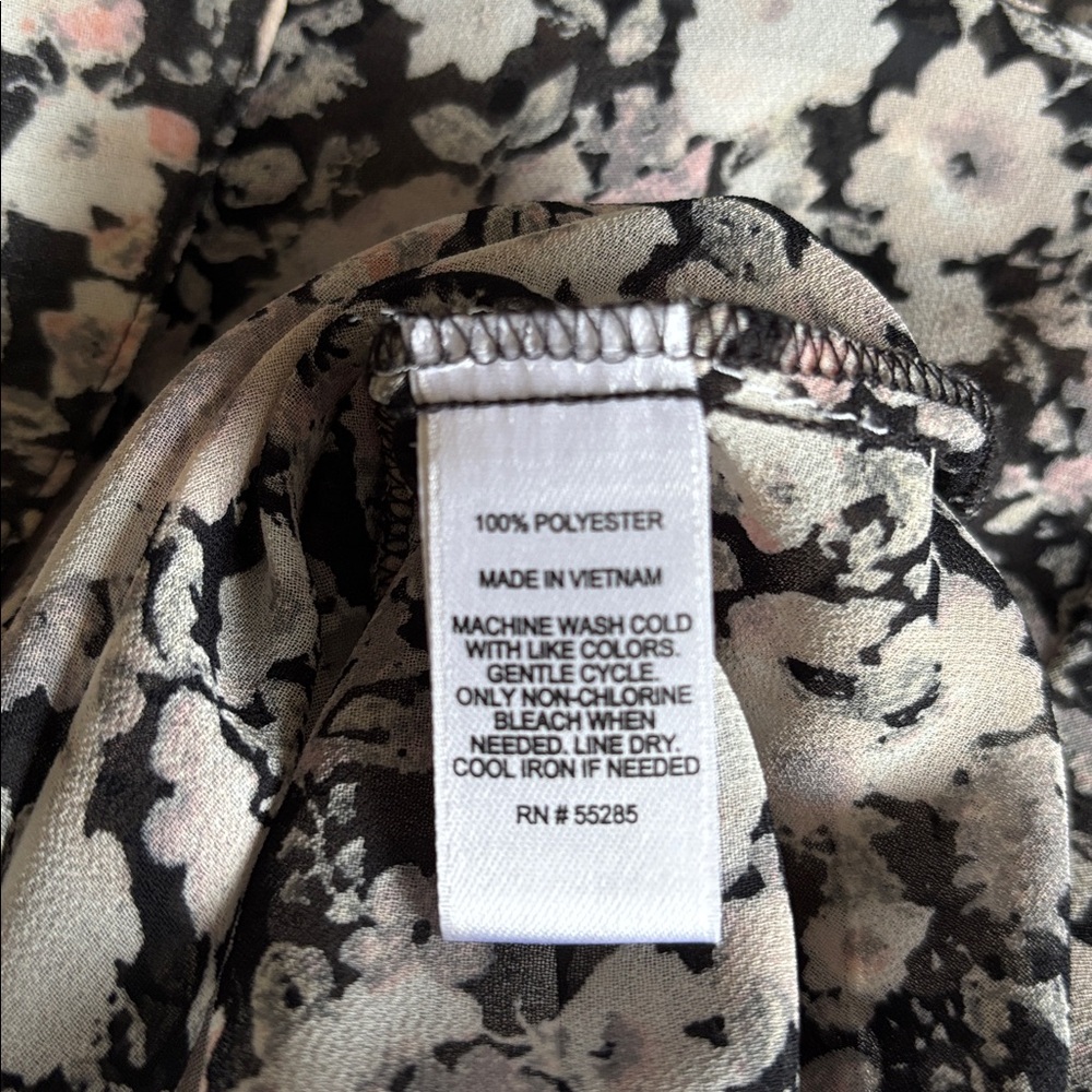 Express Floral Button-Front Shirt in Cream and Black - Picture 7 of 7